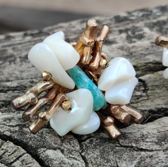 Vintage Miriam Haskell mother of pearl and amazonite coral branch earrings - Picture 10 of 13